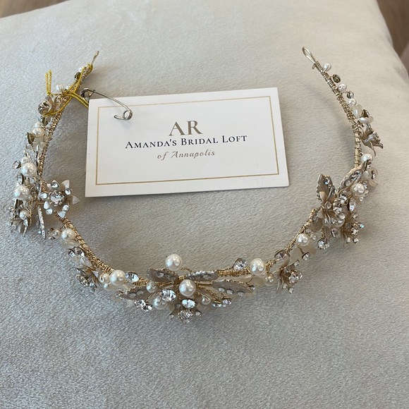 Gold headpiece. Beautiful floral and leaf detail with pearls and crystals. - Picture 4 of 4